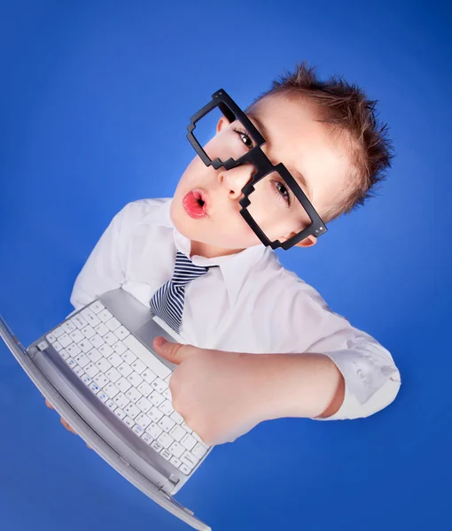 Пять лет мальчик с портативным компьютером — стоковое фото