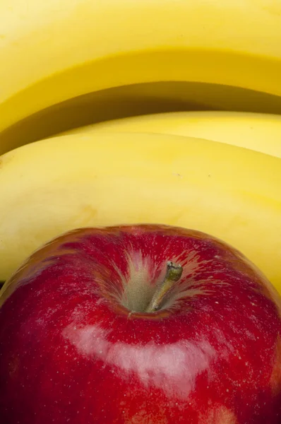 Красное яблоко и бананы — стоковое фото