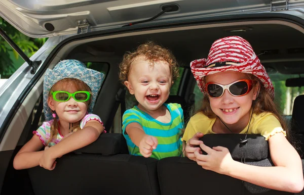 Три счастливых ребенка в автомобиле — стоковое фото