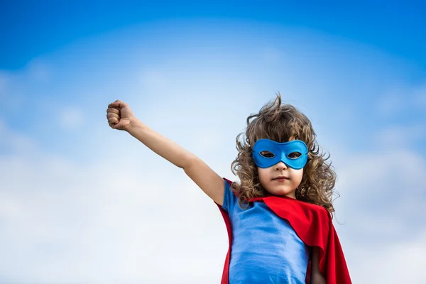Ребенок супергероя — стоковое фото