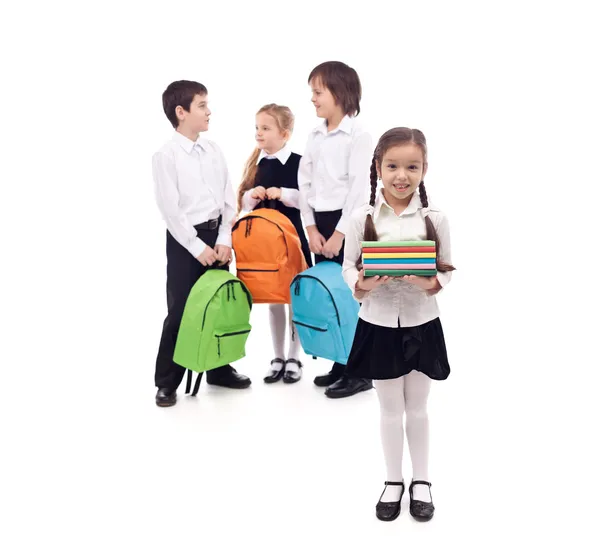 Дети возвращаются в школу с книгами и рюкзаки — стоковое фото