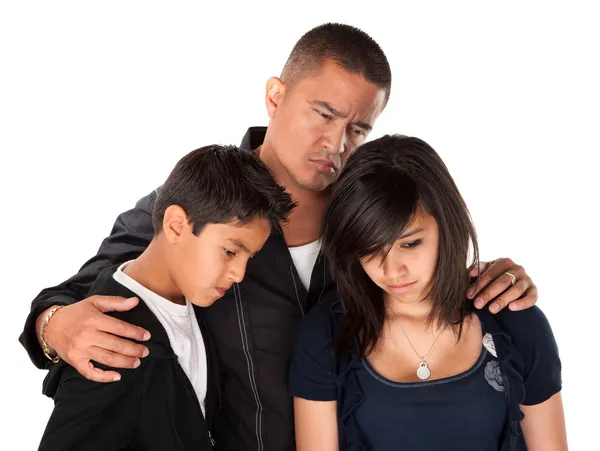 Отец и дети, смотрит грустно — стоковое фото