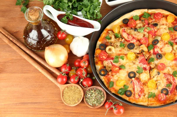 Красочный состав вкусные пиццы, овощей и специй на деревянной Ба — стоковое фото