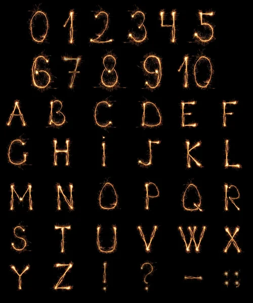 Бенгальские огни алфавита и цифры на черном фоне — стоковое фото
