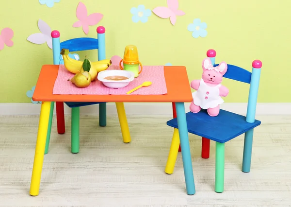Вкусные детские фруктовые пюре и бутылку младенца на столе в номере — стоковое фото