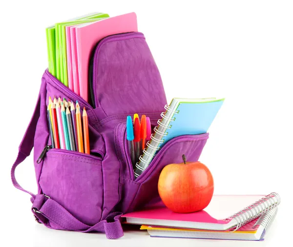 Фиолетовый рюкзак со школьными принадлежностями, изолированные на белом — стоковое фото