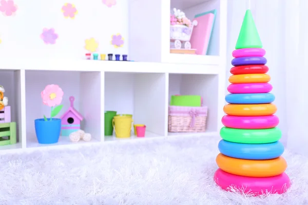Пластиковая игрушка пирамида в комнату для детей — стоковое фото