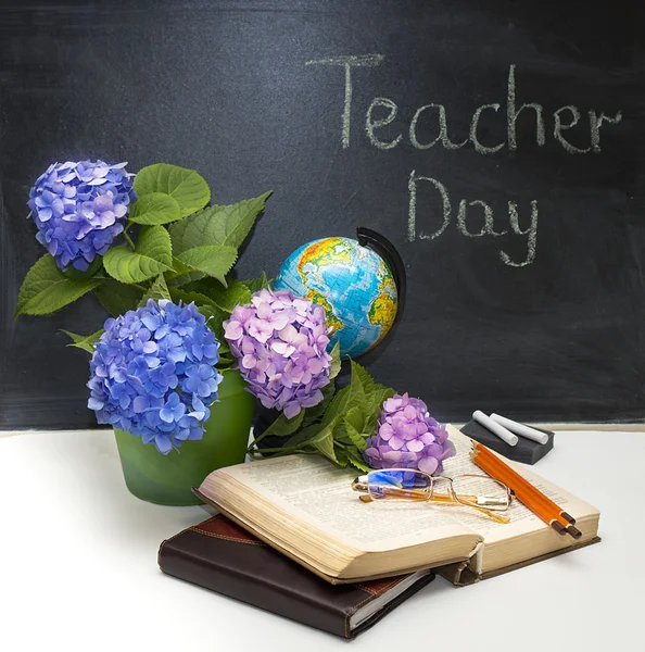 Учитель day.flowers гортензии и школьные предметы — стоковое фото
