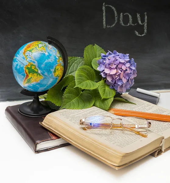 Цветок Гортензия и школьные предметы — стоковое фото