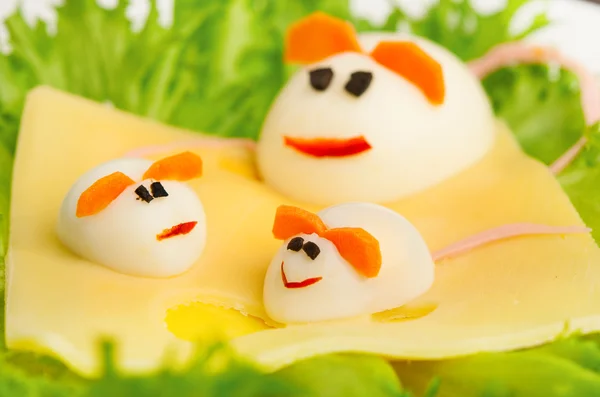 Дизайн еды для детей. яйца в форме мыши — стоковое фото