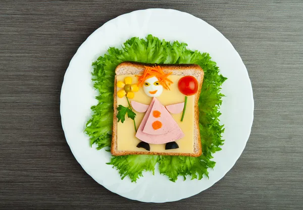 Дизайн кухни. Творческие сэндвич для ребенка с изображением мало мА — стоковое фото