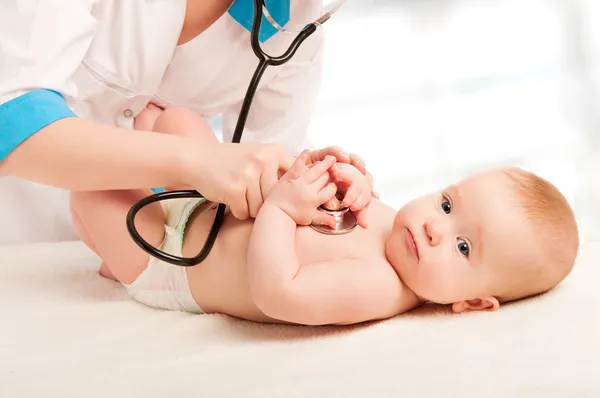 Педиатр врач и пациент - маленький ребенок — стоковое фото