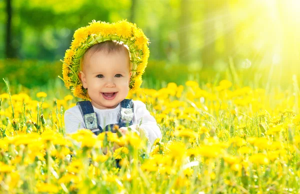 Счастливая девочка в венке на лугу с желтыми цветами на t — стоковое фото