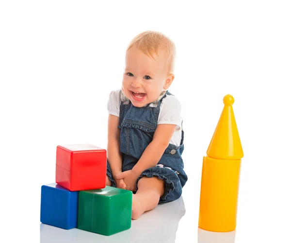 Счастливый веселый ребенок, играя с блоки кубов, изолированные на белом — стоковое фото