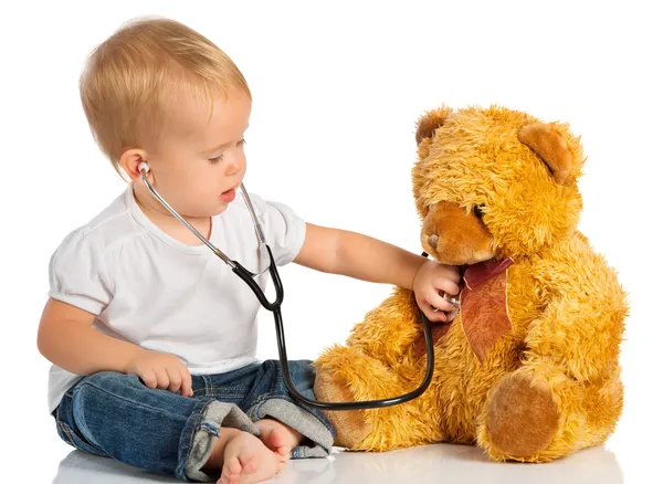 Ребенок играет в доктора игрушка медведь и стетоскоп — стоковое фото
