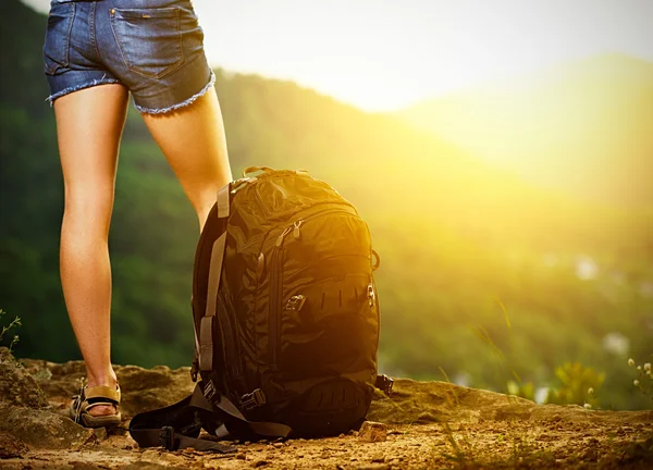 Ноги женщины туризма и путешествий рюкзак на вершине горы — стоковое фото