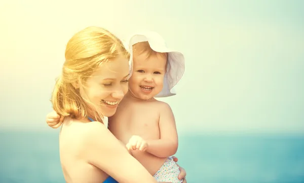 Счастливая семья на пляже. дочь матери и ребенка — стоковое фото