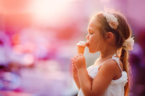 На берегу моря девочка ест мороженое — стоковое фото