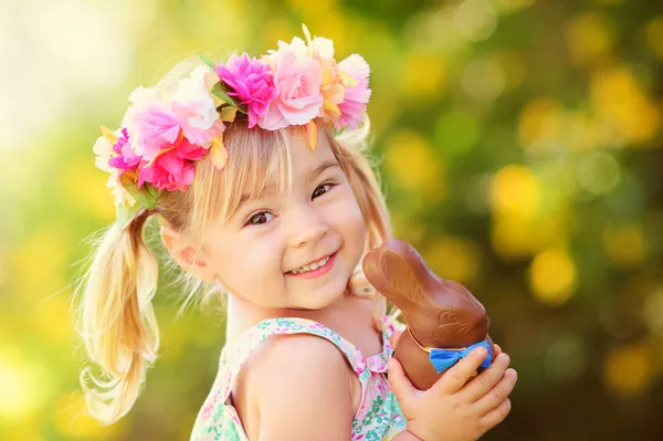 Милая пасхальная девочка с шоколадным кроликом — стоковое фото