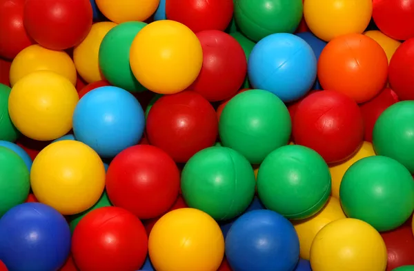 Цветные шары для игры забавы в бассейне — стоковое фото