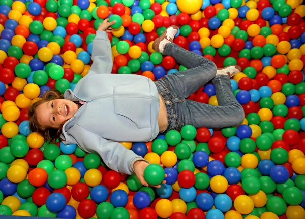 Ницца мало играть девушка, смоченной в цветные шары СП детский сад — стоковое фото