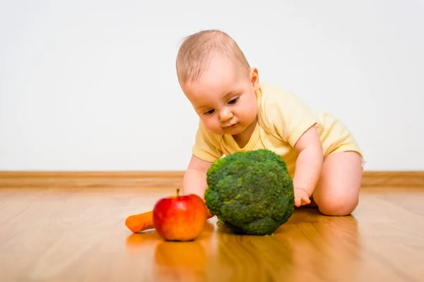 Детские, есть фрукты и овощи — стоковое фото