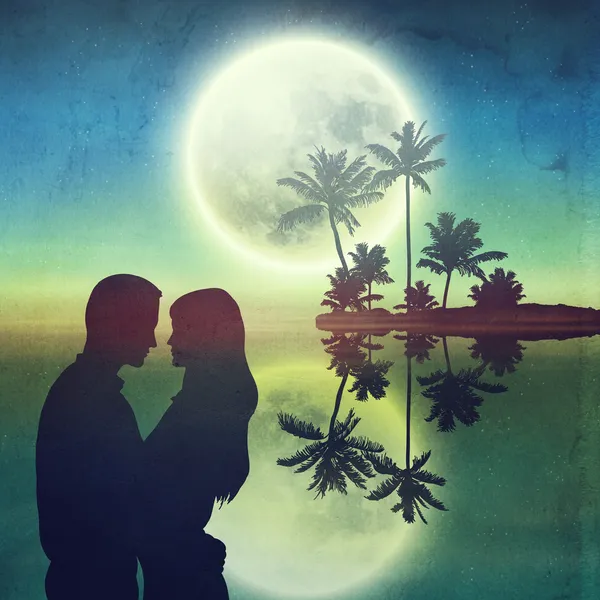 Море ночью. остров с пальмами, полная луна и силуэт пара — стоковое фото