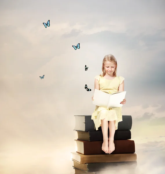 Блондинка девочка с книгой — стоковое фото
