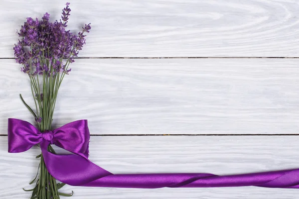 Цветочная рамка с цветами лаванды и пурпурные ленты — стоковое фото