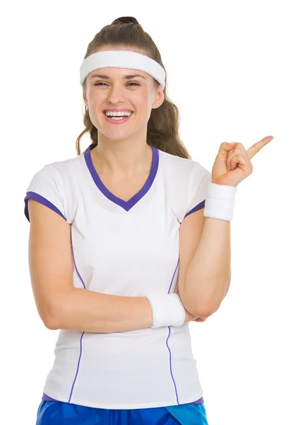 Счастливый теннисистка, указывая на копией пространства — стоковое фото
