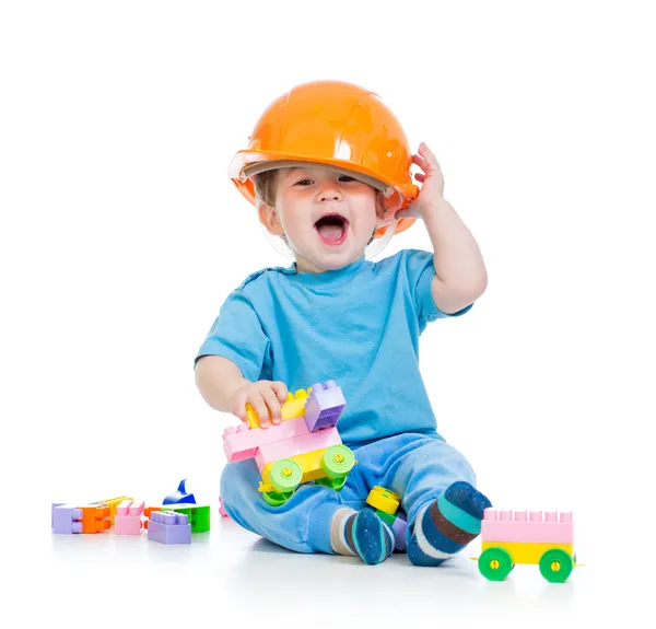 Ребенок, играющий с игрушкой стандартных блоков — стоковое фото