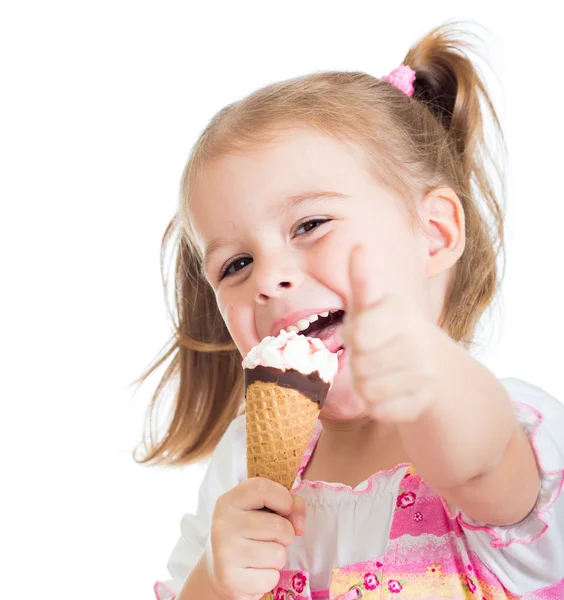 Счастливая девочка ребенка, съедающая мороженое и показывающая большой палец — стоковое фото