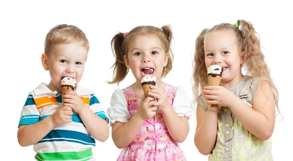 Счастливых детей мальчик и девочки едят мороженое в студии изолированные — стоковое фото