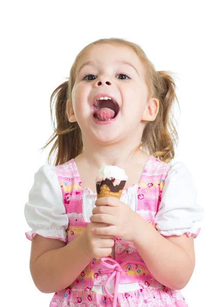 Счастливый ребенок девочка ест мороженое в студии изолированные — стоковое фото