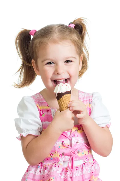 Радостный ребенок девочка ест мороженое в студии изолированные — стоковое фото