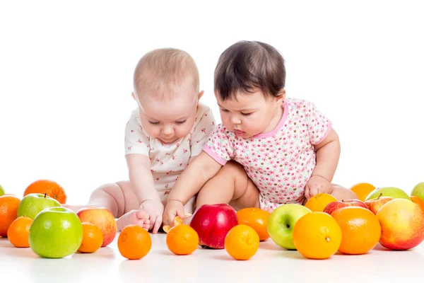 Смешные дети девочки едят здоровую пищу фрукты, изолированные на белом — стоковое фото
