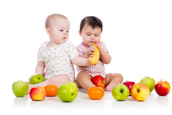 Смешные дети младенцев с здоровой пищи фрукты, изолированные на белом фоне — стоковое фото