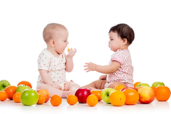 Двое детей дети вместе пищу здоровой пищи фрукты изолированных o — стоковое фото