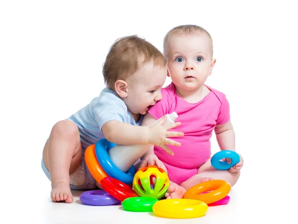 Дети мальчик и девочка, играя игрушки вместе — стоковое фото