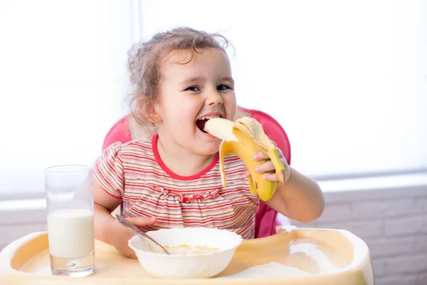 Детские девочка ест здоровую пищу — стоковое фото
