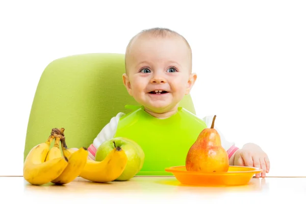 Счастливый ребенок ест фрукты — стоковое фото