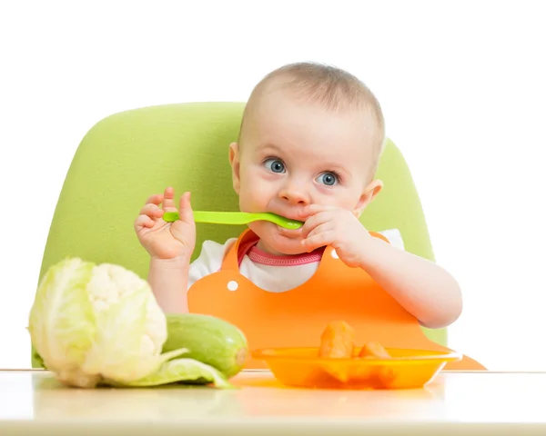 Счастливый ребенок девочка ест овощи — стоковое фото