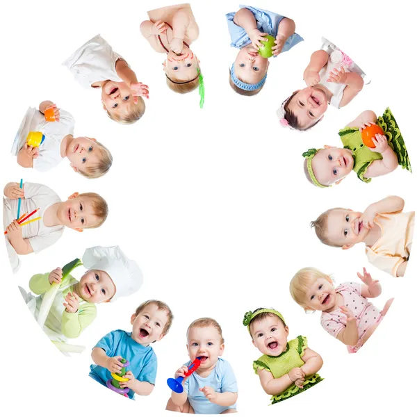Группа улыбающихся детей новорожденных детей в круг — стоковое фото
