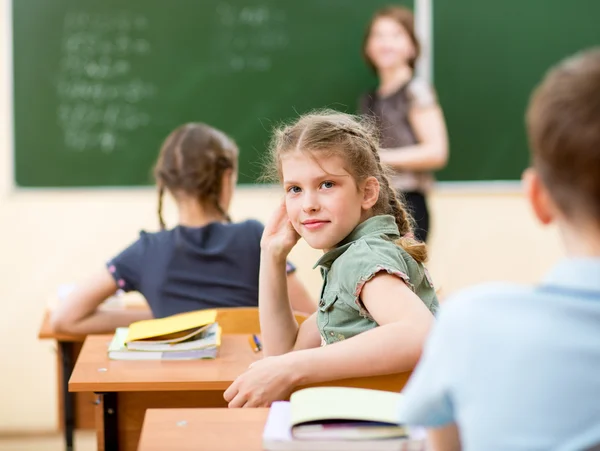 Детей школьного возраста в классе на уроке — стоковое фото