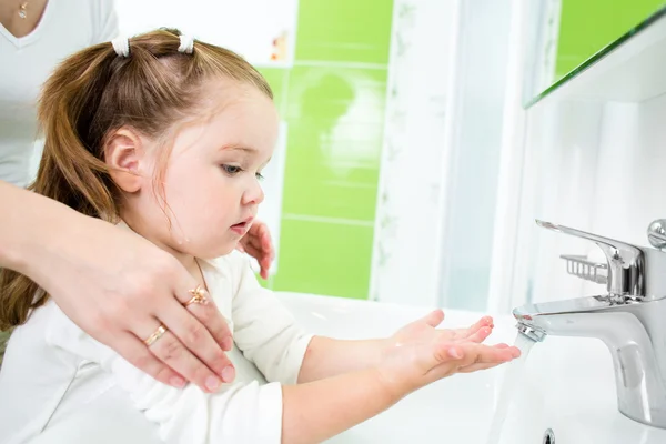 Мытье рук с взрослого малыш — стоковое фото