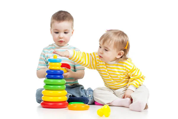 Дети девушки игра игрушки вместе — стоковое фото