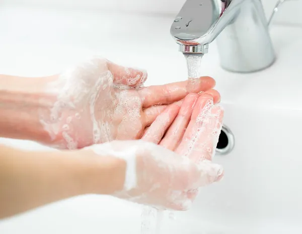 Стиральная женские руки с мылом в ванной крупным планом — стоковое фото