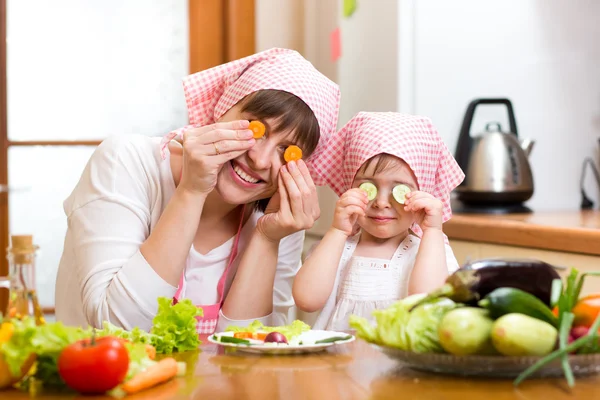 Мать и малыш приготовление здоровой пищи и с удовольствием — стоковое фото
