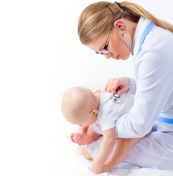 Женщина-врач с крошечным ребенком — стоковое фото