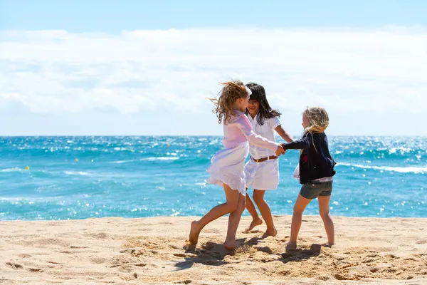 Дети играют в игры на пляже — стоковое фото
